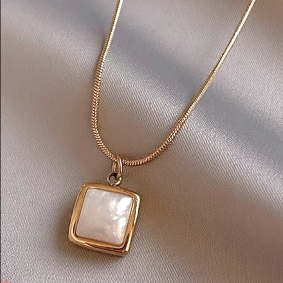 💎 BOGO‼️ Rectangle Pearl Gold Necklace - Picture 2 of 7